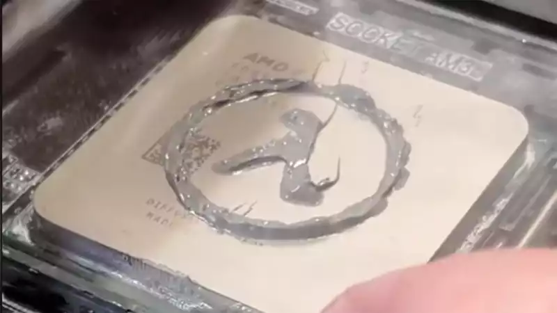 This TikTok account is testing a weird thermal paste pattern.