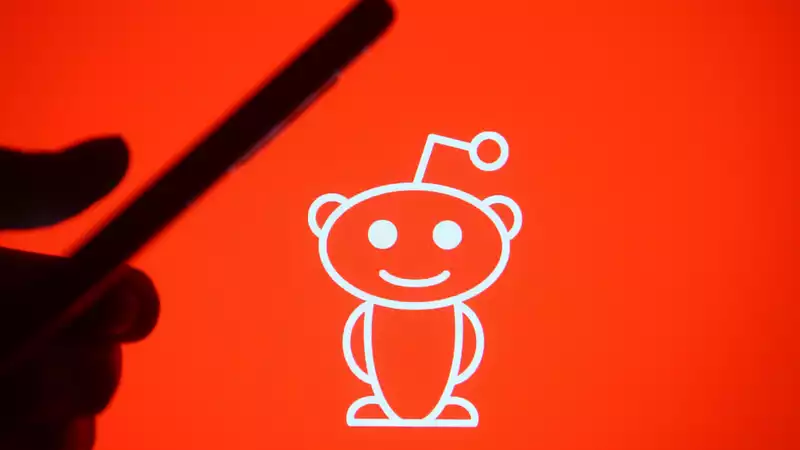 The administrators of a major subreddit are at war with Reddit over monetization changes that would make many third-party apps disappear.